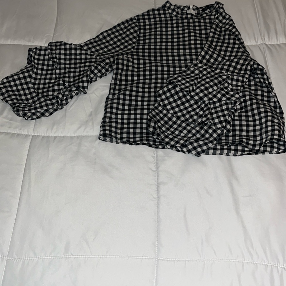 Woman’s checkered black & white Zara blouse bell ruffled sleeve light weight.
